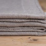 Tagesdecke mit Bärchen - 100% Merinowolle in Extra-Fine-Quality - Grau