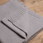 Tagesdecke mit Bärchen - 100% Merinowolle in Extra-Fine-Quality - Grau