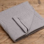 Tagesdecke mit Bärchen - 100% Merinowolle in Extra-Fine-Quality - Grau