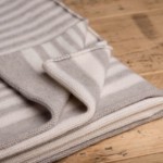 gestreifte Decke mit Zebramuster aus 100% Merinowolle