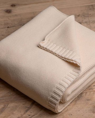 große Tagesdecke in Ecru - kuschelweich und wertig